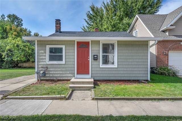 view of front of house with a front lawn and a garage