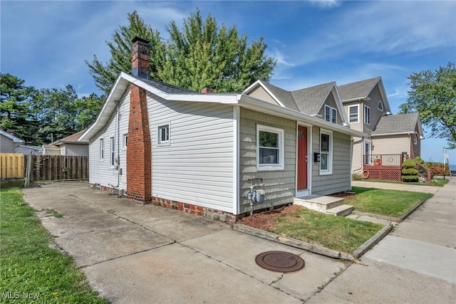 view of front facade featuring a wooden deck and a front yard