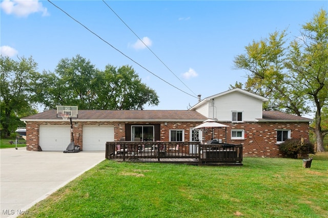 view of front of house featuring a garage, a deck, and a front lawn