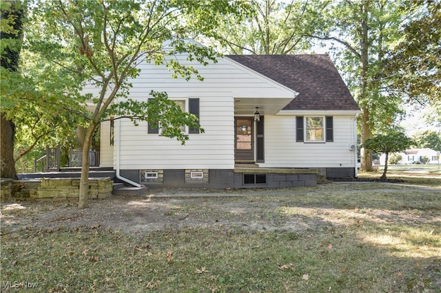 view of front facade with a front yard