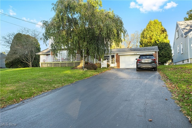 view of front of property featuring a front lawn and a garage