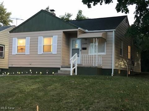 view of front of home featuring a front lawn and covered porch