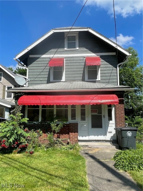 view of front of home with a front lawn