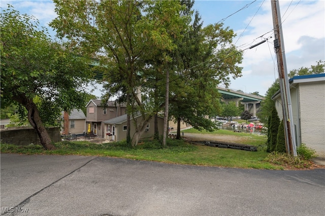 view of front of home featuring a front yard