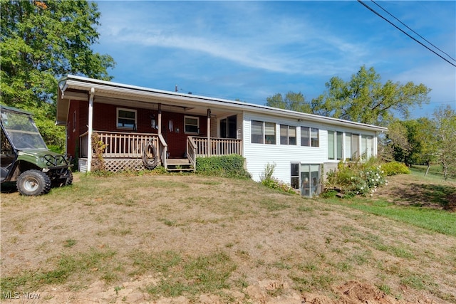 view of front of house featuring a front lawn