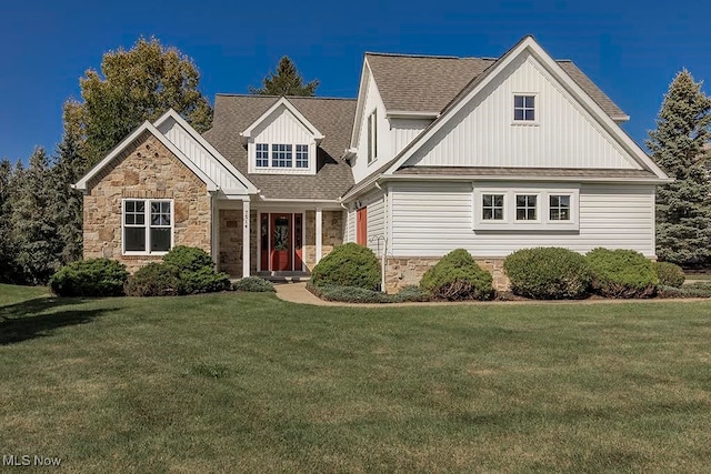 view of front of property featuring a front yard