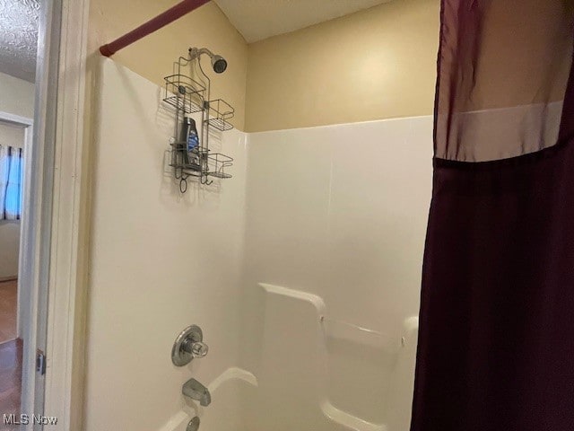 bathroom featuring shower / bath combo