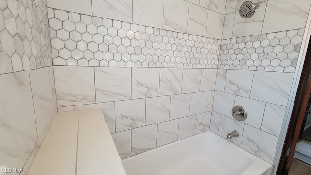 bathroom with tiled shower / bath combo