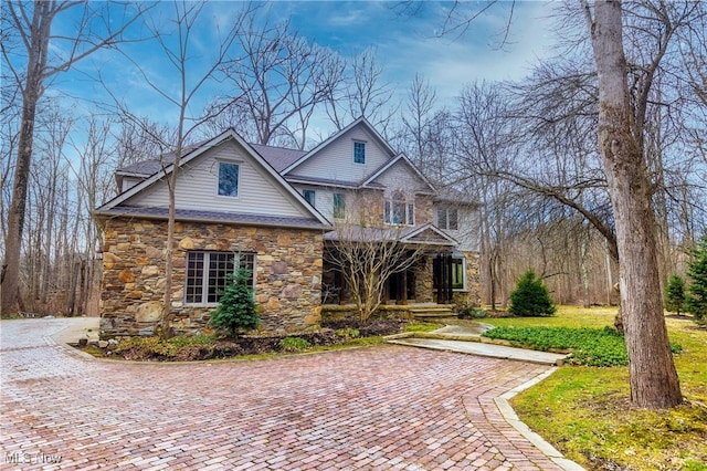 view of front of property featuring a front yard