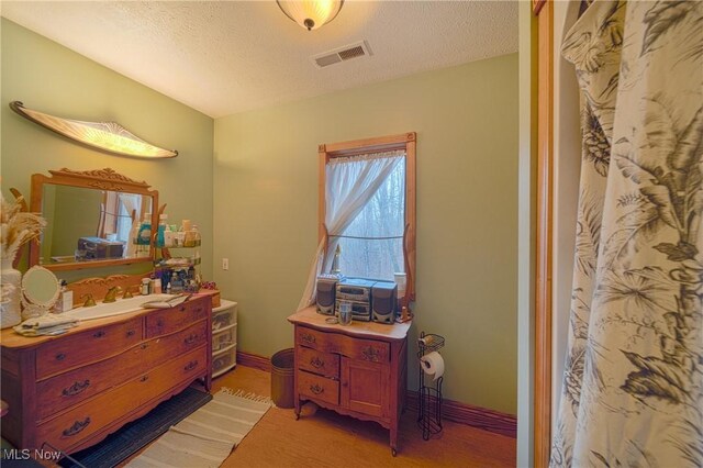 10000 Wisner Rd, Chardon, OH 44024 - bedroom featuring a textured ceiling, baseboards, and visible vents