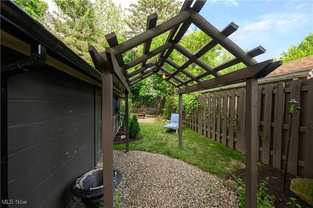 view of yard featuring a pergola