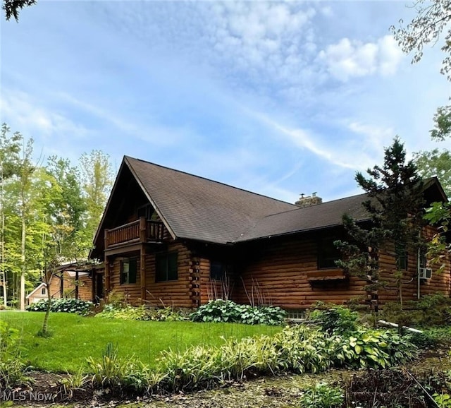 view of side of property featuring a yard