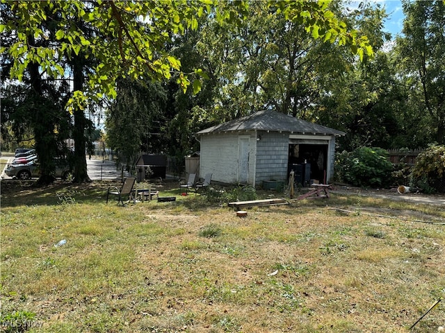 view of yard featuring a storage unit