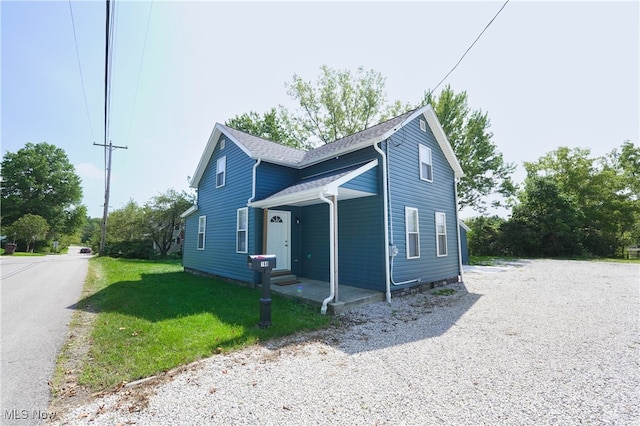 view of front facade featuring a front yard