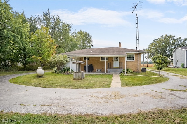 view of front of home featuring central AC unit and a front yard