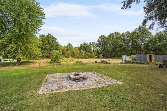 view of yard featuring a fire pit