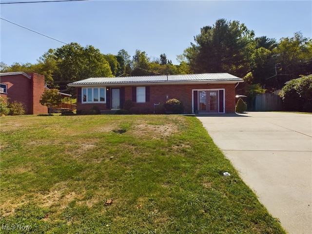 ranch-style house featuring a front lawn