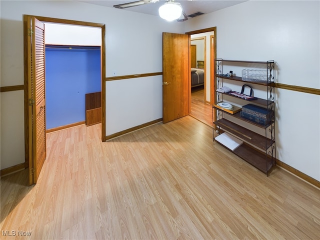 unfurnished room featuring light hardwood / wood-style floors and ceiling fan