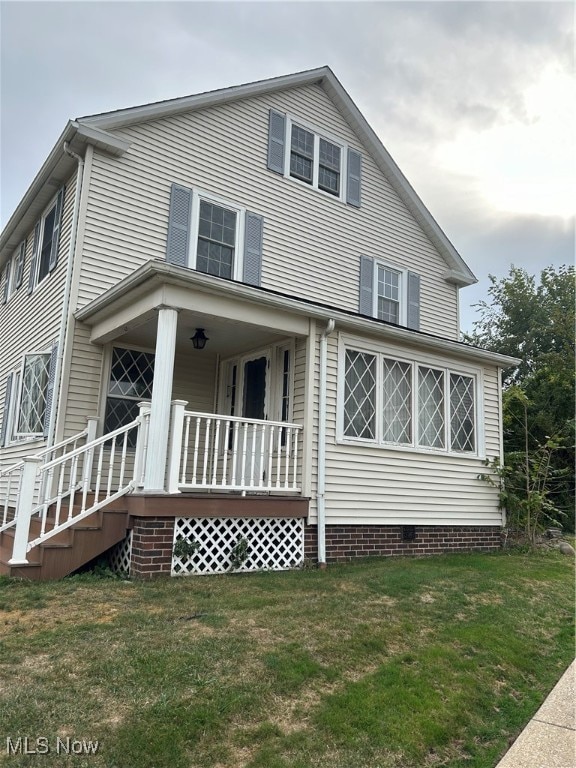 view of front of house featuring a porch and a front lawn