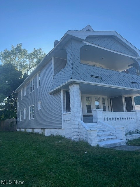 view of front of home featuring a front lawn and covered porch