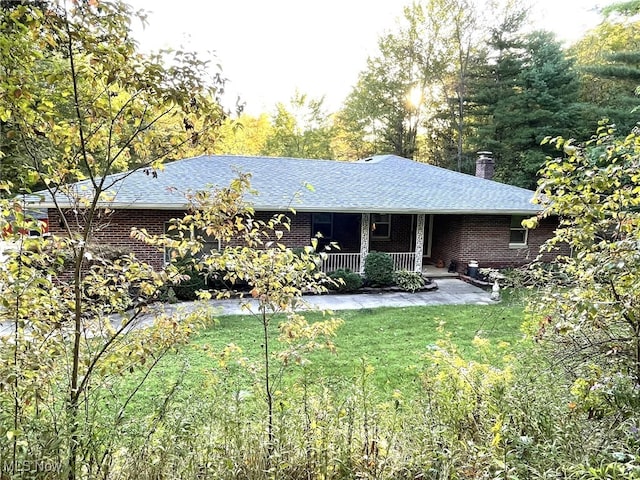 single story home featuring a front lawn