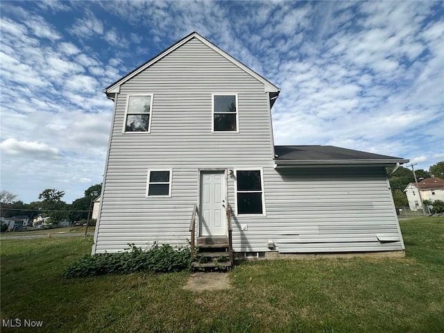 back of house featuring a yard