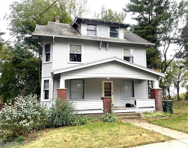 view of front facade featuring a porch and a front lawn