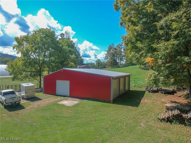 view of yard with an outdoor structure and a garage