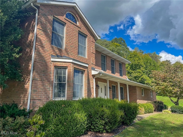 view of property featuring a front lawn