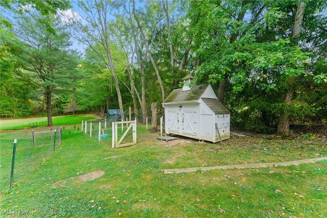 view of yard featuring a storage unit