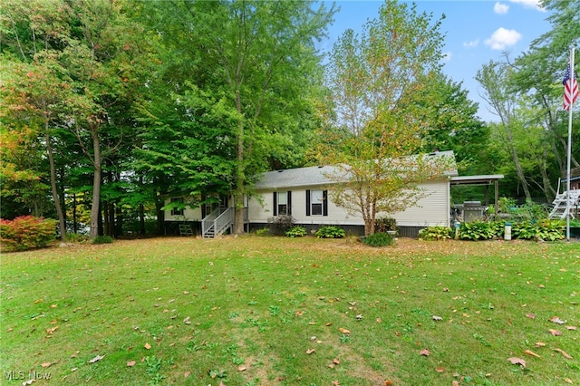 view of front facade featuring a front lawn