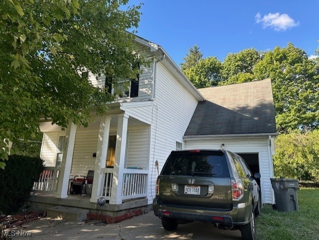 view of front of house with a porch and a garage