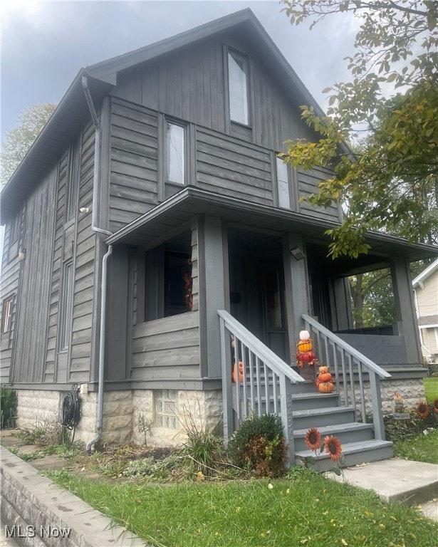 view of front of property featuring a porch