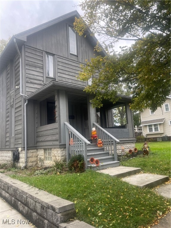 view of front facade with a front yard