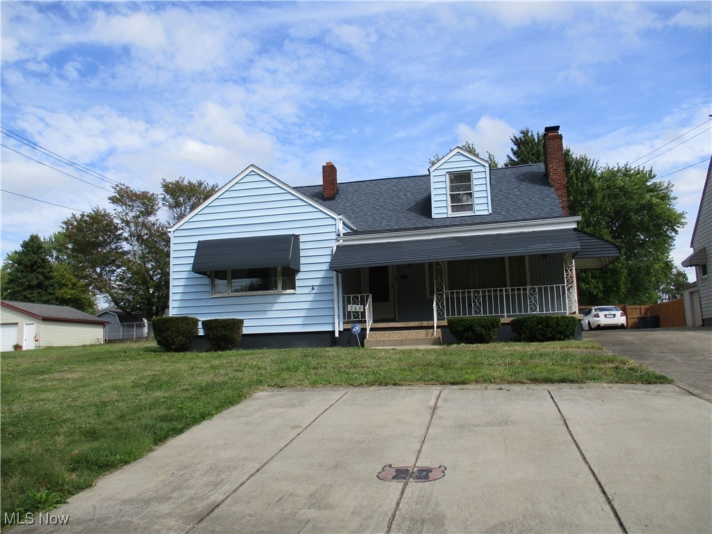 view of front of property with a front lawn and covered porch