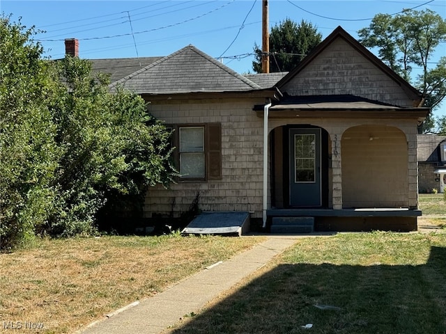 view of front facade featuring a porch and a front yard