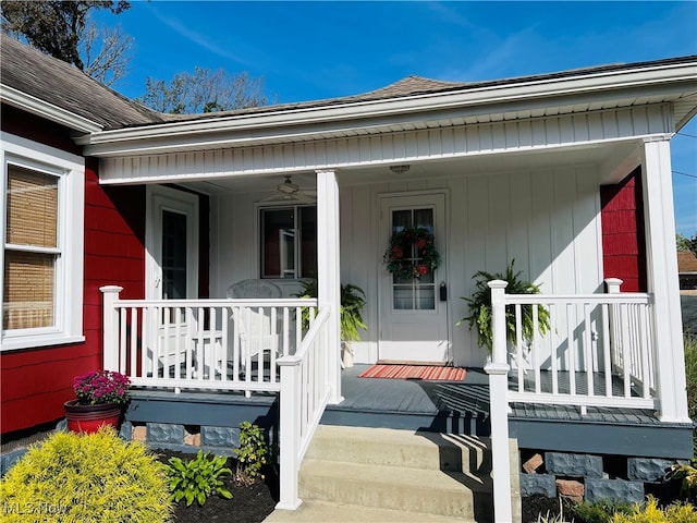 property entrance featuring ceiling fan and covered porch