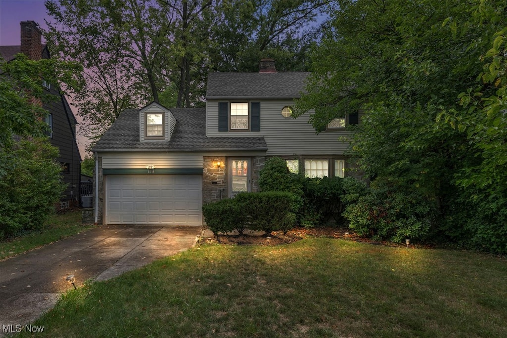 view of front facade featuring a garage and a yard