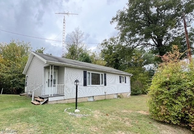 view of front of property with a front yard