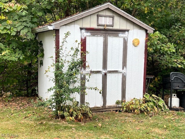 view of outbuilding