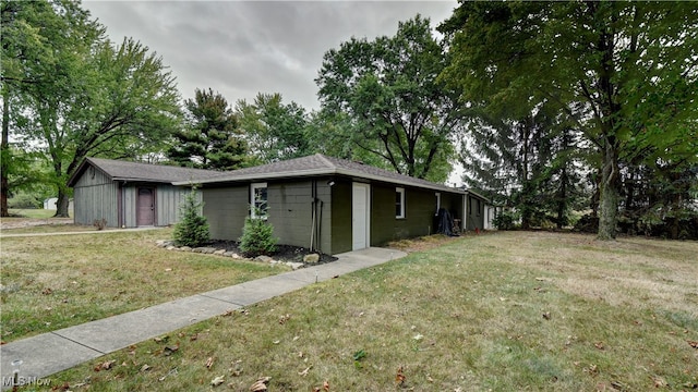 single story home featuring a front yard