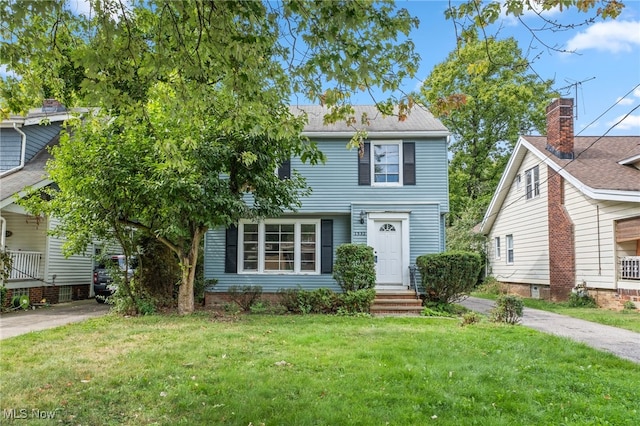 view of front of property featuring a front yard