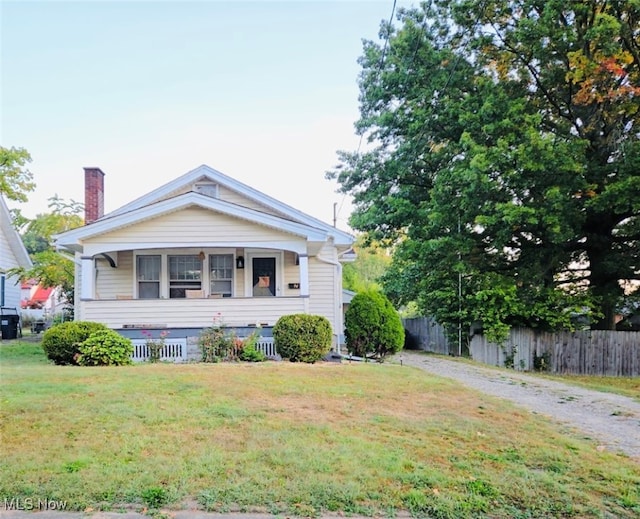 view of front of home with a front lawn