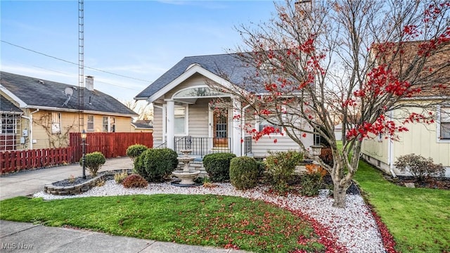 bungalow featuring a front lawn