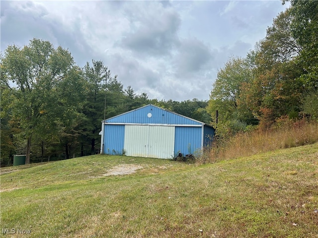 view of yard featuring an outbuilding