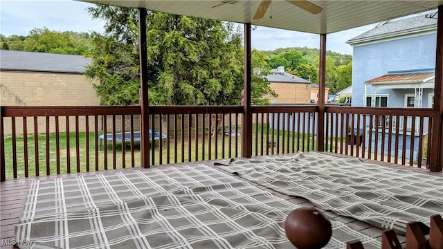 sunroom with ceiling fan