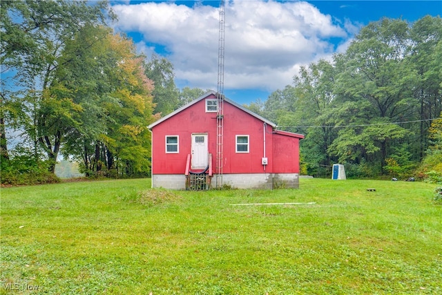 view of outdoor structure featuring a yard