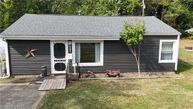 view of front of property featuring a front lawn