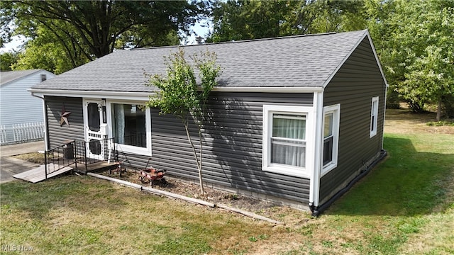 view of front of property with a front yard