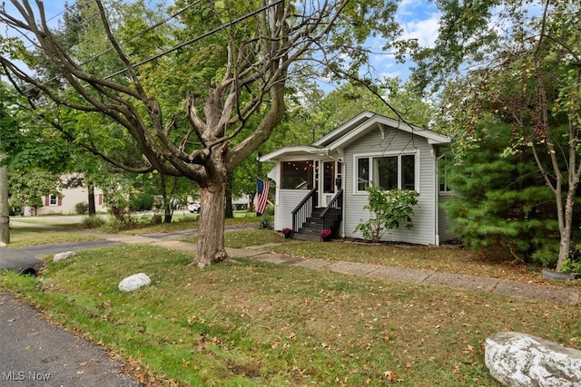 view of front of house featuring a front yard